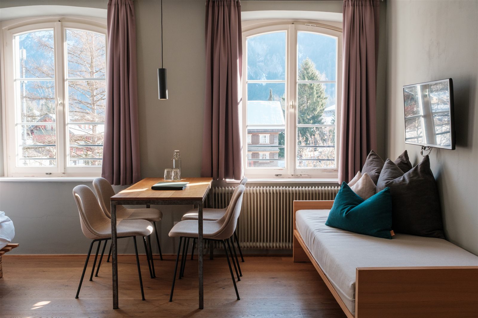 Arbeitsplatz mit Tisch, Stühlen und Blick auf die Berge