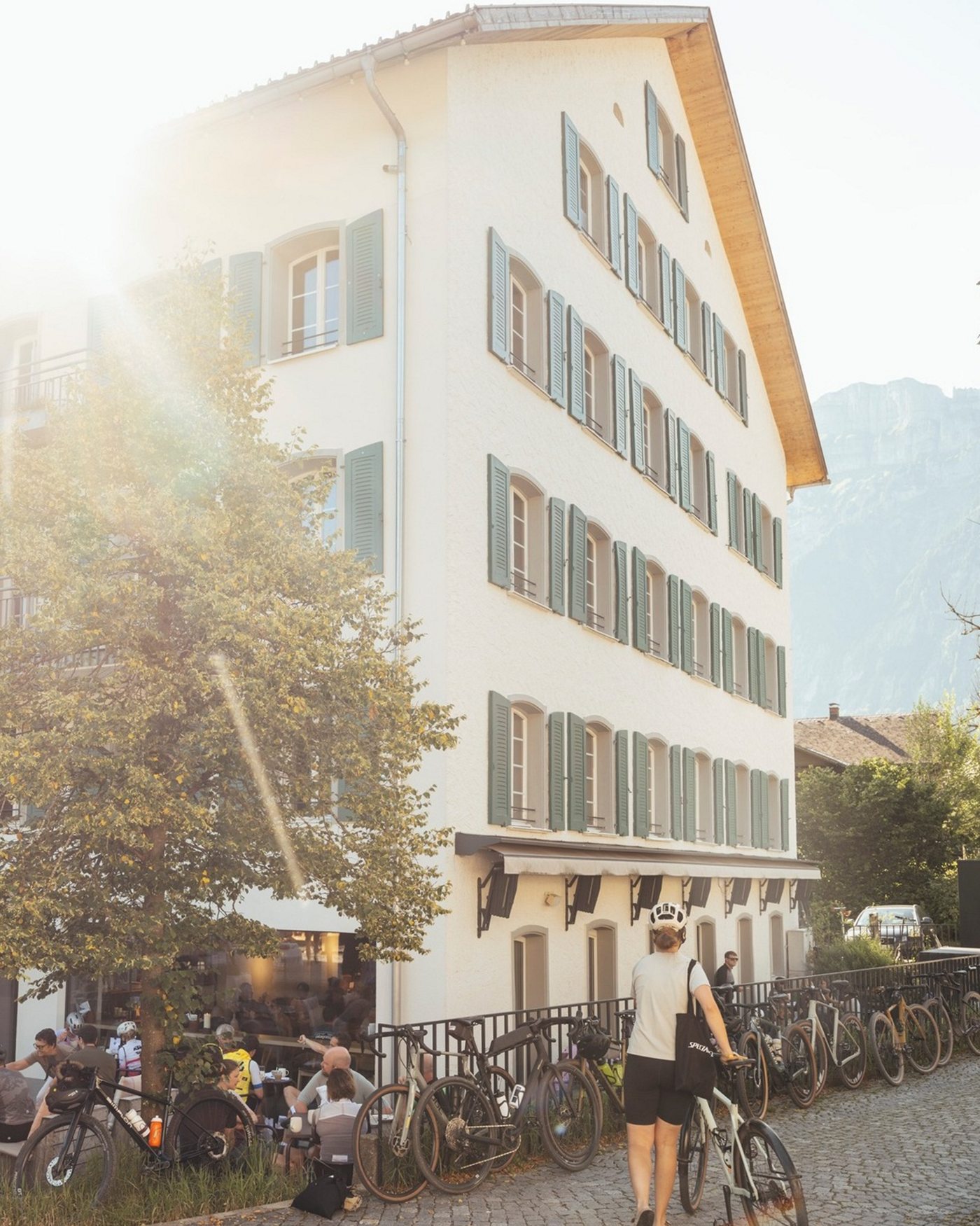 Hotel Bären in Mellau von außen im Abendlicht